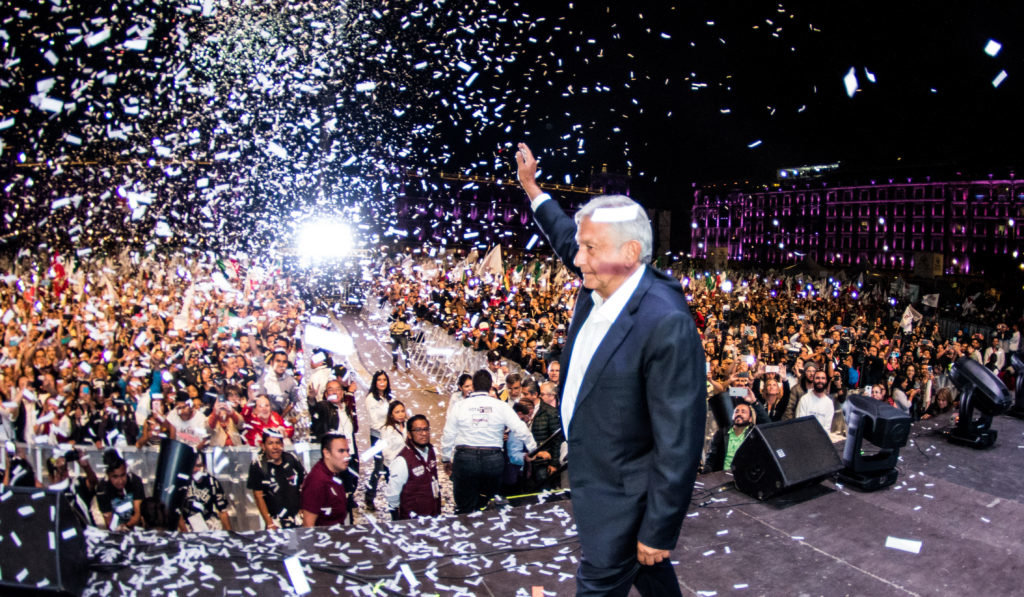 CIUDAD DE MÉXICO, 01JULIO2018.- Andrés Manuel Lopez Obrador, virtual ganador de la presidencia de la república a su llegada al Zócalo de la Ciudad de México.
FOTO: SAÚL LÓPEZ /CUARTOSCURO.COM